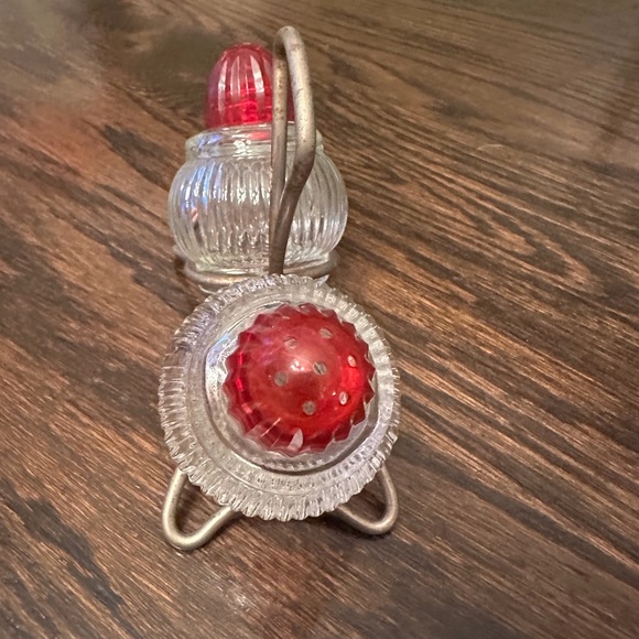 Vtg Round Clear Ribbed Glass Salt & Pepper Shakers Red Screw Caps & Metal Caddy - Picture 3 of 6